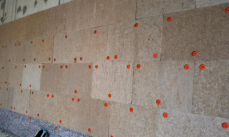 Fassadendämmung aus Naturfaserplatten mit sichtbaren Dübeltellern