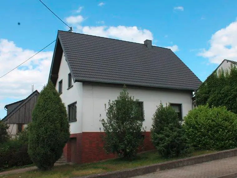 Saniertes Einfamilienhaus mit erneuertem Dach