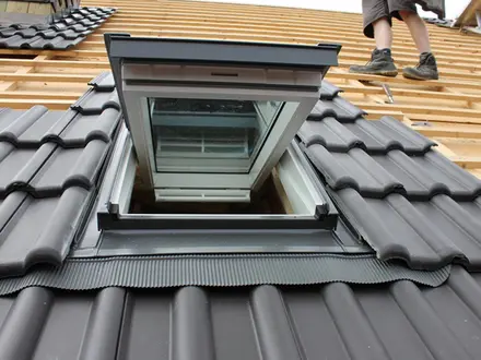 Einbau eines Dachfensters in die neue Eindeckung