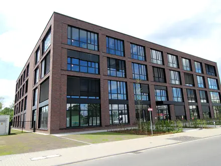 Gewerbebau, Gesamtansicht mit Freianlagen